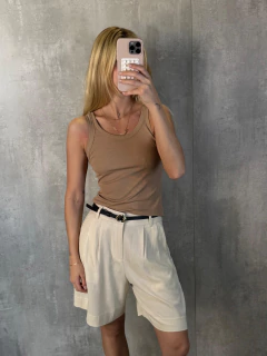 REGATA DECOTE U EM MALHA FRIA CANELADA BEGE CARÁ - comprar online