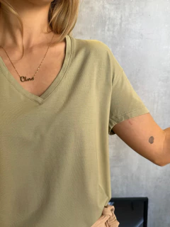 T-SHIRT ESSENTIAL GOLA V VERDE ALECRIM na internet