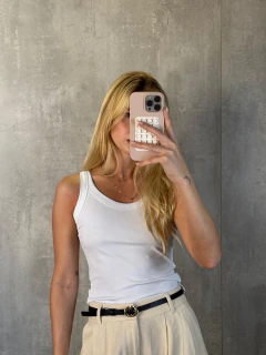 REGATA DECOTE U EM MALHA FRIA CANELADA BRANCA. - comprar online