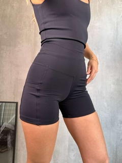 SHORTS BOLSO BASIC PRETO. na internet