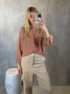 BLUSA CREPE MANGA LONGA BOTÕES NUDE na internet