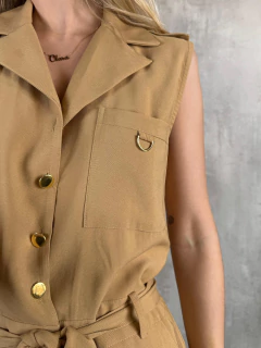 MACACÃO CARGO BOTÕES KHAKI - comprar online