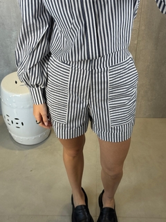 SHORTS BOLSO TRICOLINE LISTRADO MARINHO - Navy Store