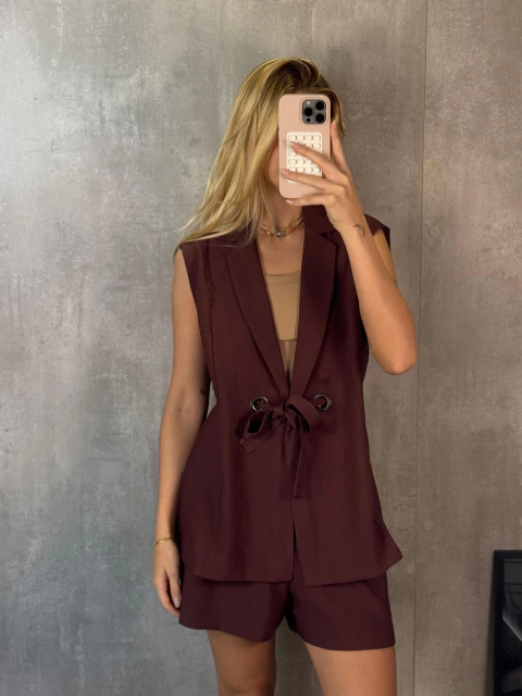 COLETE ALONGADO ILHOS CAFÉ - comprar online