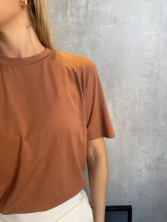 T-SHIRT ESSENTIAL GOLA CARECA MOCHA MOUSSE - Navy Store