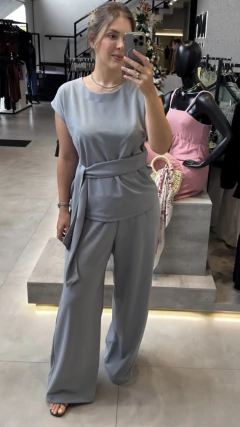 TSHIRT COM AMARRAÇÃO CREPE DE MALHA AZUL NÉVOA na internet