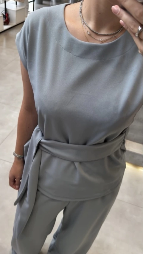 TSHIRT COM AMARRAÇÃO CREPE DE MALHA AZUL NÉVOA - comprar online