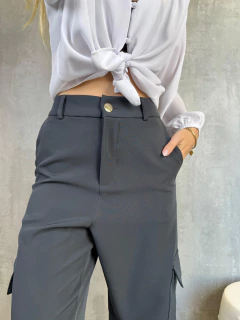 Imagem do CALÇA ALFAIATARIA CARGO BOTÃO DOURADO CHUMBO