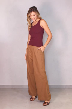 REGATA MALHA CANELADA EM U BORDO CEREJA - loja online