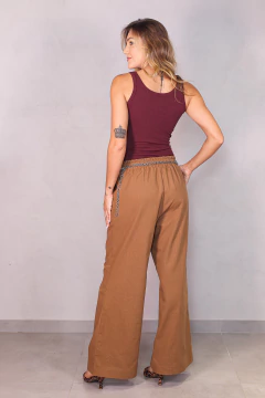 REGATA MALHA CANELADA EM U BORDO CEREJA - comprar online