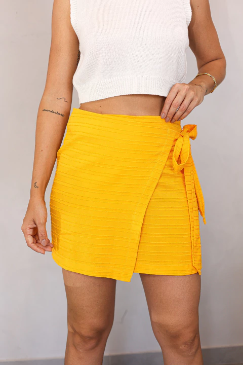 SAIA CURTA PAREÔ TEXTURA VISCOSE AMARELA