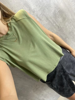 Imagem do REGATA RECORTE ESSENTIAL VERDE LANDSCAPE