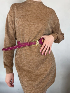 CINTO EM COURO VAQUETA TACHAS E MOEDAS