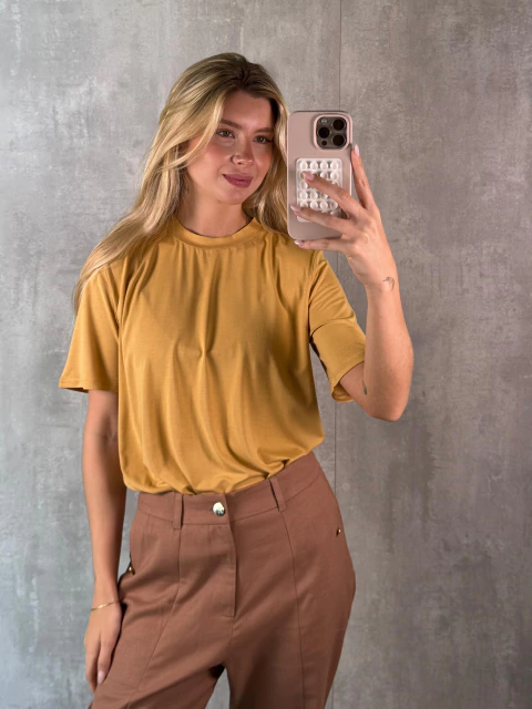 T-SHIRT ESSENTIAL GOLA CARECA AMARELO SAHARA - comprar online