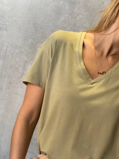 T-SHIRT ESSENTIAL GOLA V VERDE ALECRIM - Navy Store