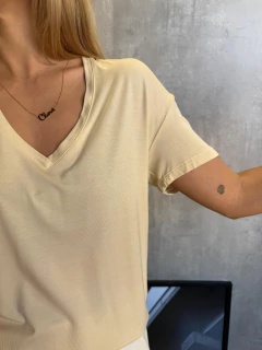 T-SHIRT ESSENTIAL GOLA V TALCO na internet