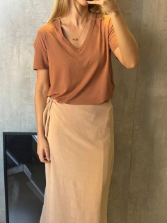 T-SHIRT ESSENTIAL GOLA V MOCHA MOUSSE - Navy Store