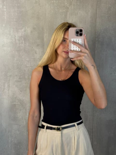 REGATA DECOTE U EM MALHA FRIA CANELADA PRETA - comprar online