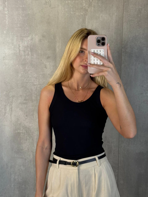 REGATA DECOTE U EM MALHA FRIA CANELADA PRETA - comprar online