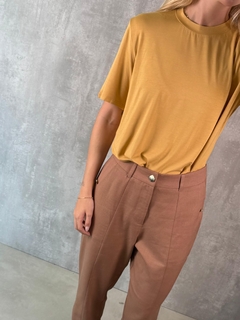 T-SHIRT ESSENTIAL GOLA CARECA AMARELO SAHARA - loja online