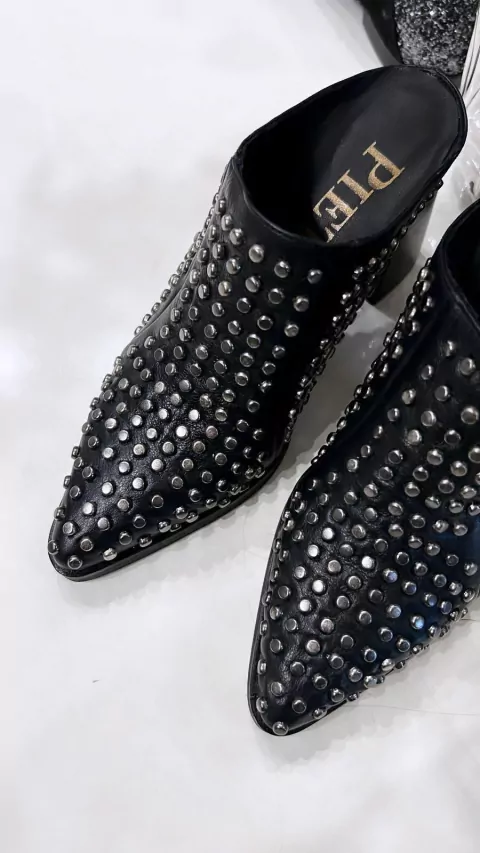 ZUECO TACHAS BLACK #474