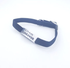 Imagen de Chapita pasador de gatos con letras negras + Collar elastizado NEGRO