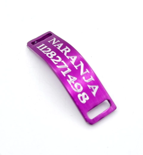 Chapita pasante para gatos en color grabada en el acto