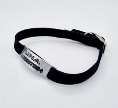 Chapitas SuperPop grabada en negro + collar negro en internet