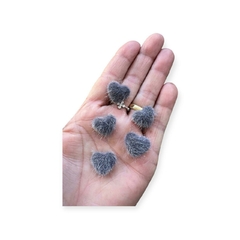 Aplique mini Coração de pelinho base de metal Cinza escuro 5 unidades