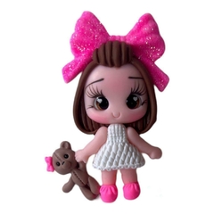 Aplique Biscuit menina com lacinho rosa neon com gliter e vestido branco 6X4CM