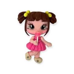 Aplique Biscuit Menina Vestido ROSA com lacinho amarelo COM pirulito 6X4CM a cor do pirulito PODE VARIAR DE ACORDO COM DISPONIBILIDADE