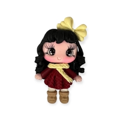 Aplique Biscuit Menina inverno Vestido vinho com cachecol amarelo 6X4CM