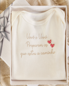 Body Manga Curta Vovô e Vóvó Estou a Caminho - Kiko Baby - Off White na internet