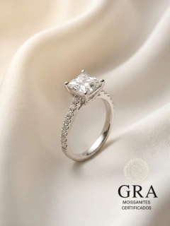 Anel Moissanite Solitario Pedra Quadrada Média e Zircônia Lateral Prata 925 com Banho de Ródio