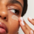 r.e.m. beauty - iced out skincare set [Kit lip oil + hidratante para olheiras] - Store de fã
