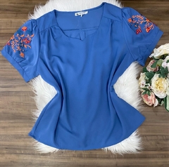 Blusa crepe seda azul bordada plus sise 0148 - comprar online