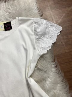 Blusa algodão detalhes coração com flor branca 0155 - Re Dias Moda Evangélica