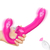 Vibrador triplo vibro moderno na cor rosa, sendo segurado por uma mão, apresentando características de massageador e controle remoto.