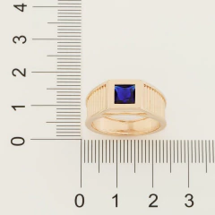Anel De Formatura Quadrado Com Aro Trabalhado, Composto Por 1 Cristal De 6X6 Mm.