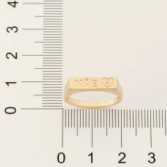 Anel Retangular Escrito Mae Com Coracao Cravejado Por 1 Zirconia De 1,0 Mm Ao Centro.