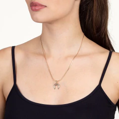 Imagem do Pingente No Formato De ?Ferradura?, Com Esferas Ao Redor. Med 2,30 X 1,5 Cm.