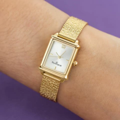 Relogio Analogico Social Dourado, Caixa Retangular De Metal, Mostrador Cinza Metalico Com 1 Borboleta, Ponteiros Dourado