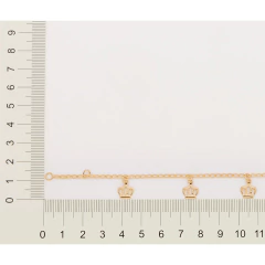 Pulseira Infantil Formada Por Fio Laminado Tendo Tres Berloques No Formato De Coroa Vazada Com Detalhe Trabalhado No Cen - comprar online