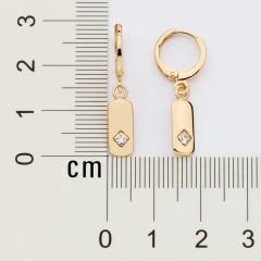 Brinco Argola Composto Por Placa Retangular Pendurada E Cravejada Por 2 Zirconias De 2,50 Mm (Par).Med 2,8 Cm X 0,60 Cm