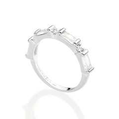 Meia Alianca Cravejada Por Por 4 Zirconias Baguetes De 2,5X5 Mm E 3 Zirconias De 2,0 Mm. - comprar online