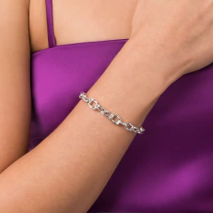 Pulseira Formada Por Corrente De Elo Oco Formato Oval Torcido.Med 18 Cm