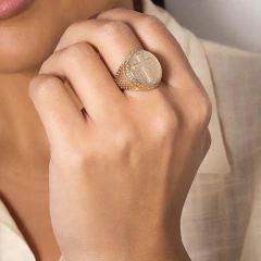 Maxi Anel Rommanel Com Detalhes Em Alto Relevo Cruz Ao Centro - comprar online