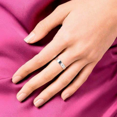 Imagem do Alianca Lisa De 4 Mm Com 1 Zirconia De 1,50 Mm.