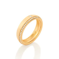 Imagem do Alianca Cravejada Por 48 Zirconias De 1,0 Mm E 1 Zirconia De 2,0 Mm Ao Centro. (A Quantidade De Zirconias Podem Variar D