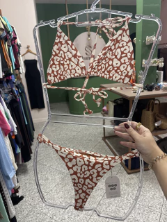 Biquini onça branco com marrom calcinha com regulagem - comprar online